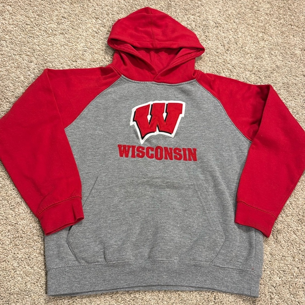 W34. Wisconsin Badgers Red and Gray Kids Hoodie (YL 16-18)